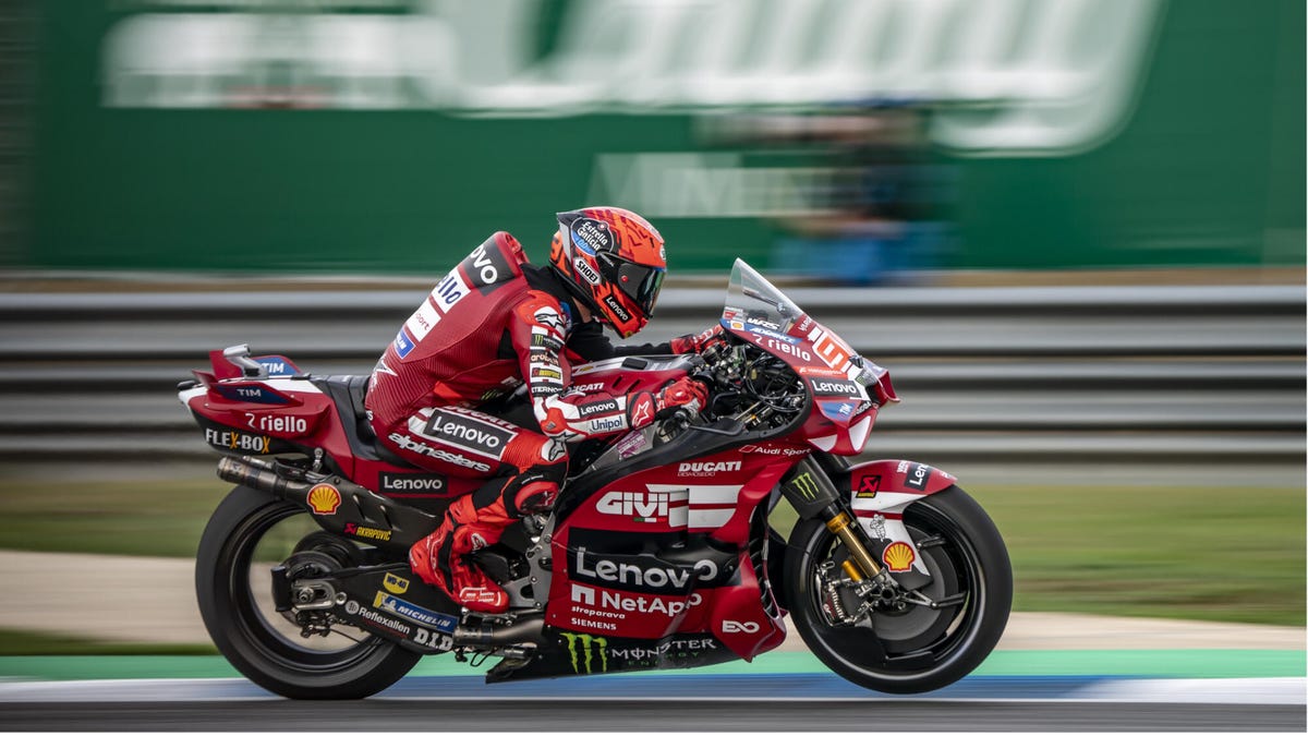 دليل مشاهدة موسم موتو جي بي 2026 مباشرة من أي مكان في العالم