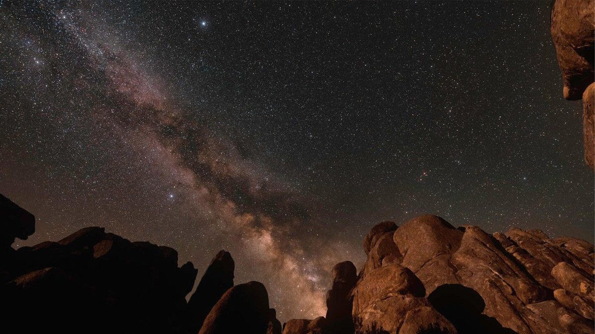 ثلاثي النجوم: “مثلث الربيع” يتألق في السماء طوال الموسم.. إليك كيفية رصده