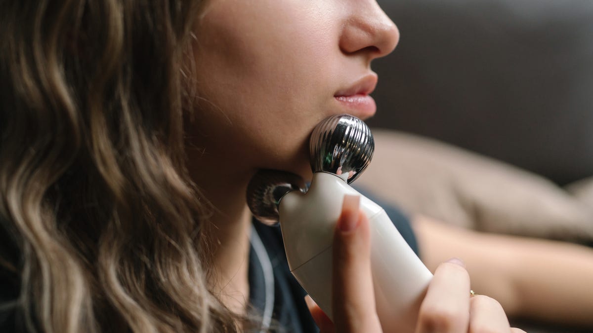 أفضل أجهزة التيار الدقيق (Microcurrent) لعام 2026: دليلك لبشرة مشدودة وأكثر نضارة